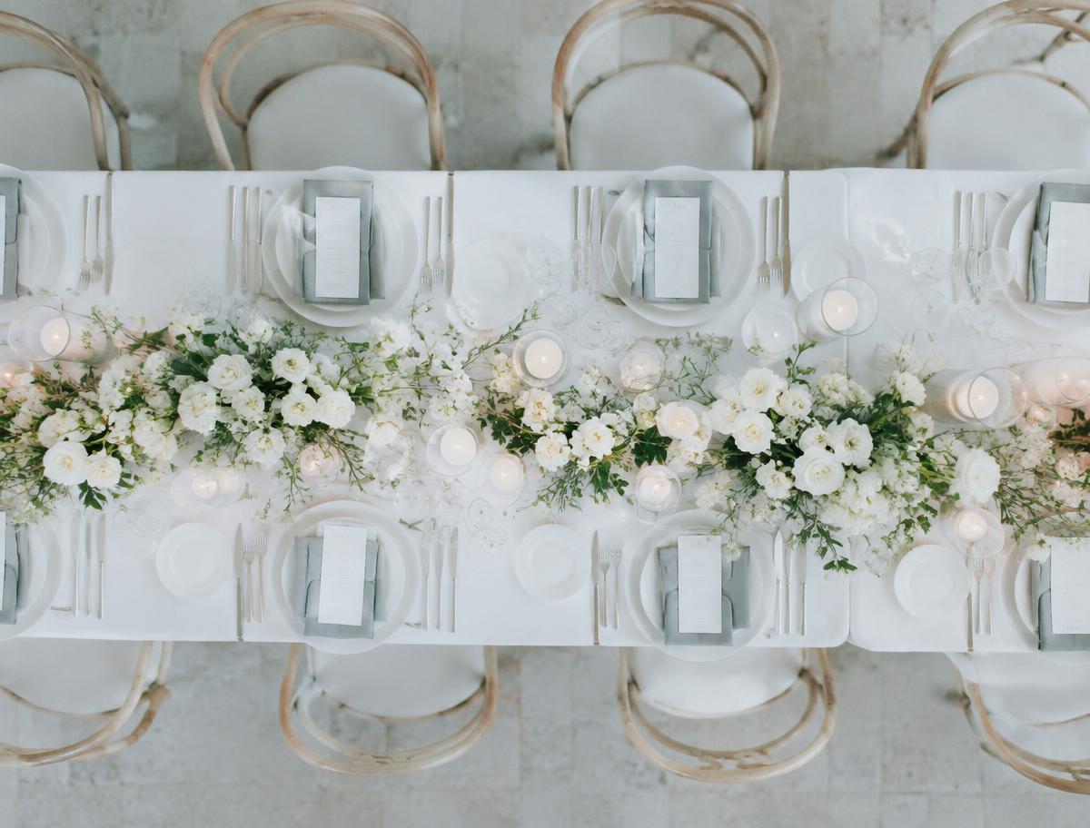 Gedekte trouwtafel met witte bloemen